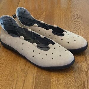 Woman’s Anesha tan flats. Size 41. Bungee cord. Leather upper. New! Never worn!